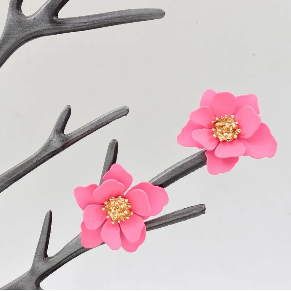 Boho Flower Stud Earrings for Women Chic Pink.